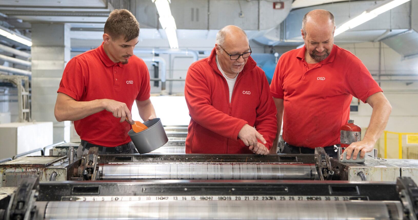 Staatsdruckerei Mitarbeiter arbeiten gemeinsam an Maschine